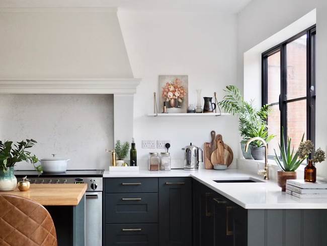 2. Dapur Monokrom dengan Aksen Putih dan Hitam